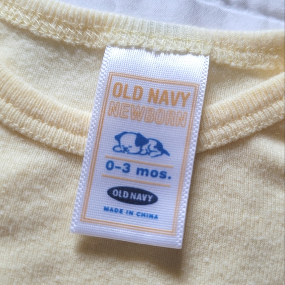 10/$20 ❄️ Old Navy Onesie - Picture 4 of 6